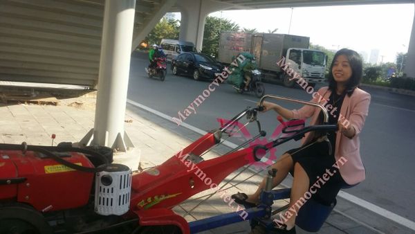 MÁY CÀY RUỘNG 3 BÁNH NGỒI LÁI LẮP ĐẦU NỔ D8 SAVI-D8