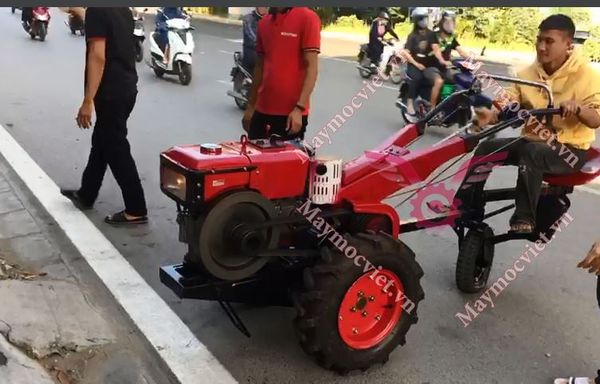 MÁY CÀY RUỘNG 3 BÁNH NGỒI LÁI LẮP ĐẦU NỔ D8 SAVI-D8