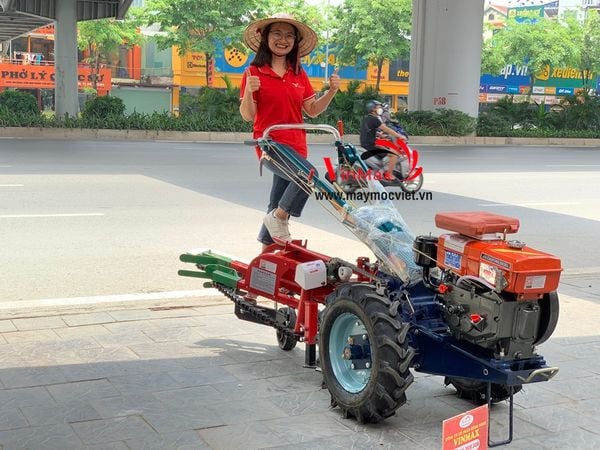 Máy nhổ lạc, đậu phộng, máy thu hoạch lạc, đậu phộng đầu kéo D8 Turbo TBL2400