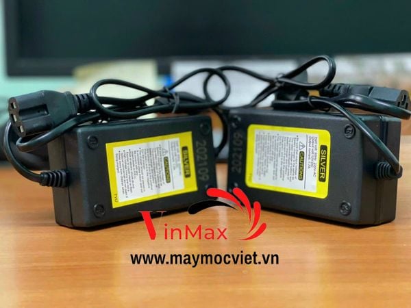 Sạc bình xịt điện 12V Nhật Bản