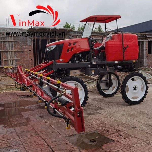 Máy phun thuốc trừ sâu tự hành ngồi lái Turbo TBP700