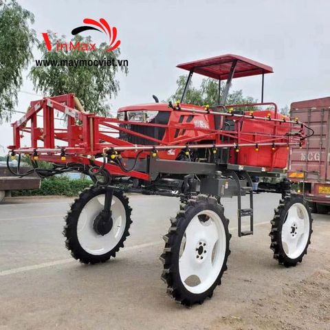 Máy phun thuốc trừ sâu tự hành ngồi lái Turbo TBP700