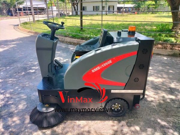 Máy quét rác ngồi lái Kumisai KMS-1350E