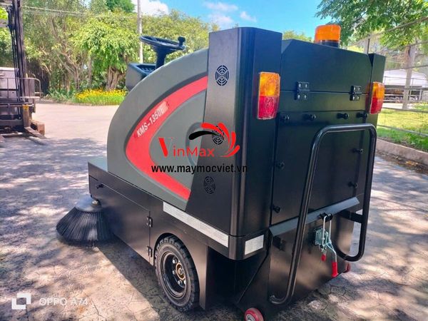 Máy quét rác ngồi lái Kumisai KMS-1350E