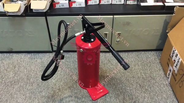 Máy bơm mỡ dùng tay 8KG YT 07063