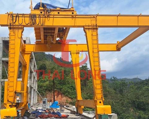  Cổng trục chân dê 2x15 tấn 