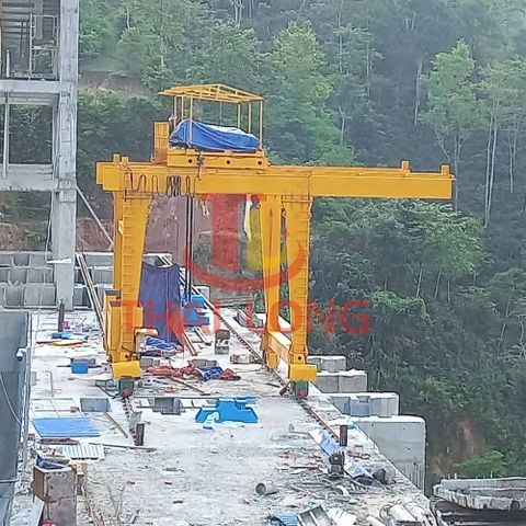  Cổng trục chân dê 2x15 tấn 