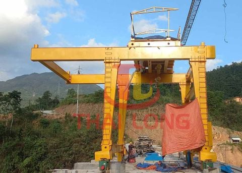 Cổng trục chân dê 2x15 tấn 