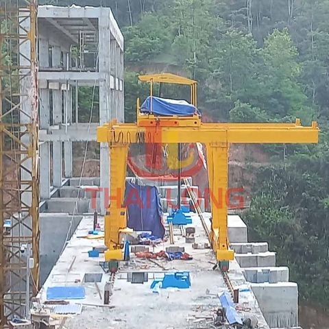  Cổng trục chân dê 2x15 tấn 