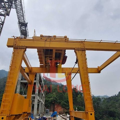  Cổng trục chân dê 2x15 tấn 