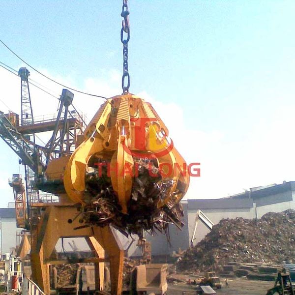 gầu ngoạm thủy lực gắp phế liệu1
