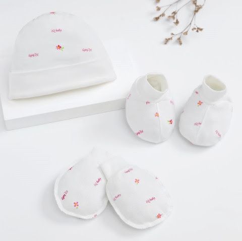 Set nón, bao tay bao chân in hoa hồng IQ Baby màu trắng (0 - 3 tháng)