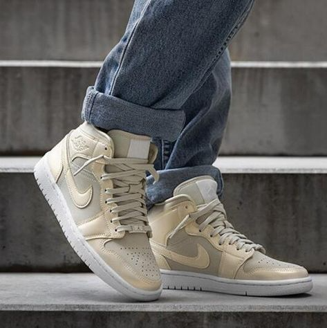 Giày Nike Wmns Air Jordan 1 Mid 'Lemon Yellow' CK6587-200 – Hệ thống phân  phối Air Jordan chính hãng