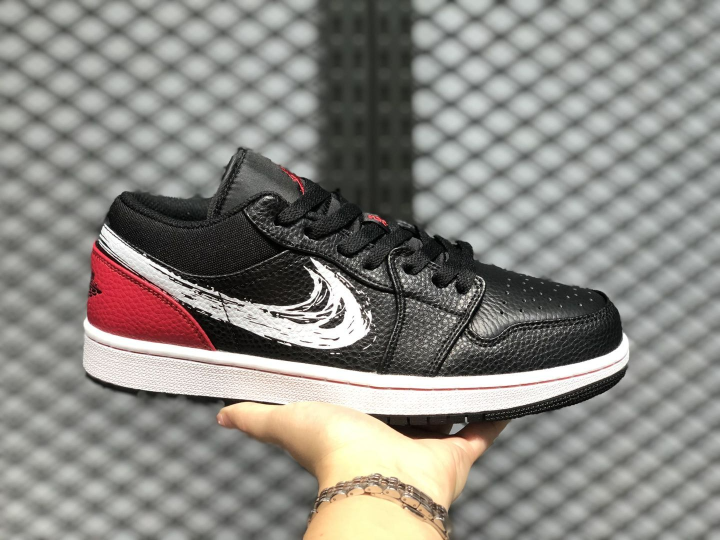 Giày Nike Air Jordan 1 Low 'Brushstroke Swoosh Black Red' DA4659001 Hệ thống phân phối Air