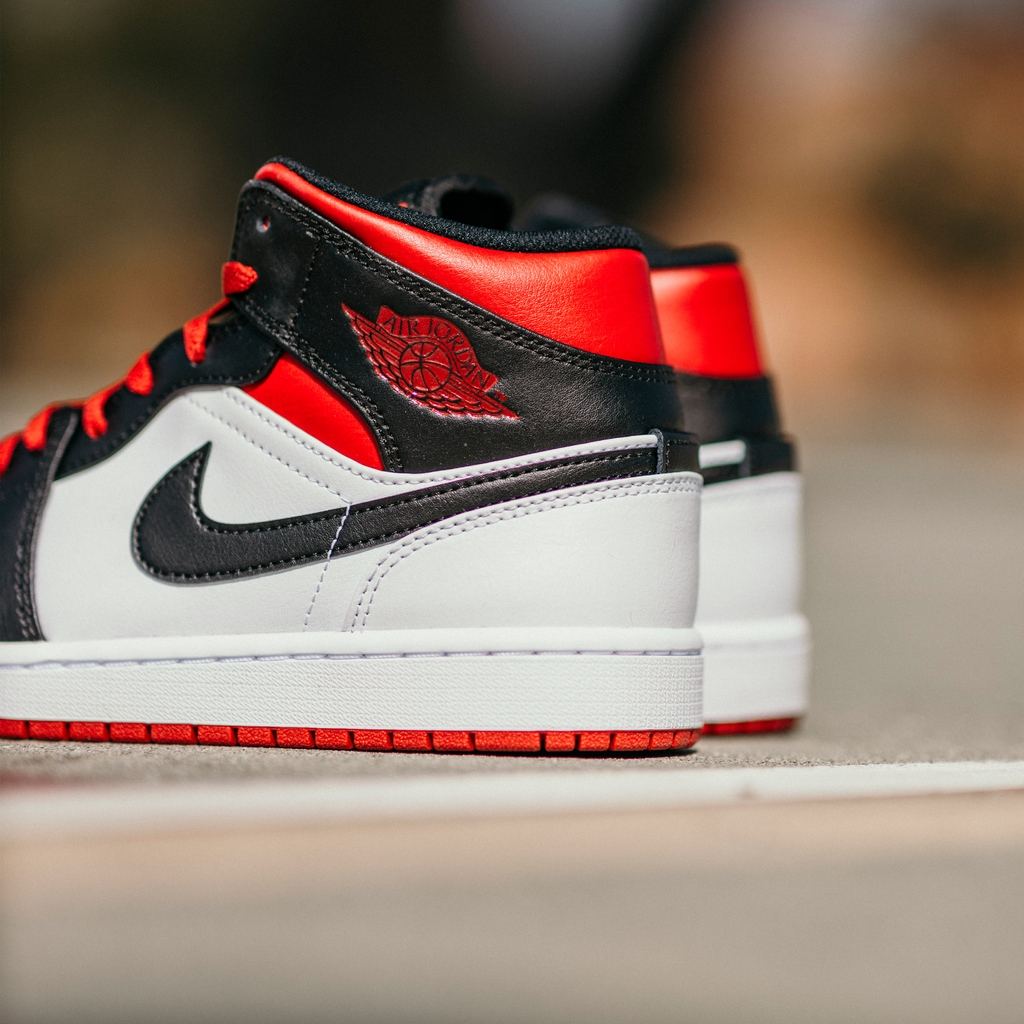 Giày Nike Air Jordan 1 Mid 'Gym Red Black Toe' DQ8426106 Hệ thống phân phối Air Jordan chính hãng