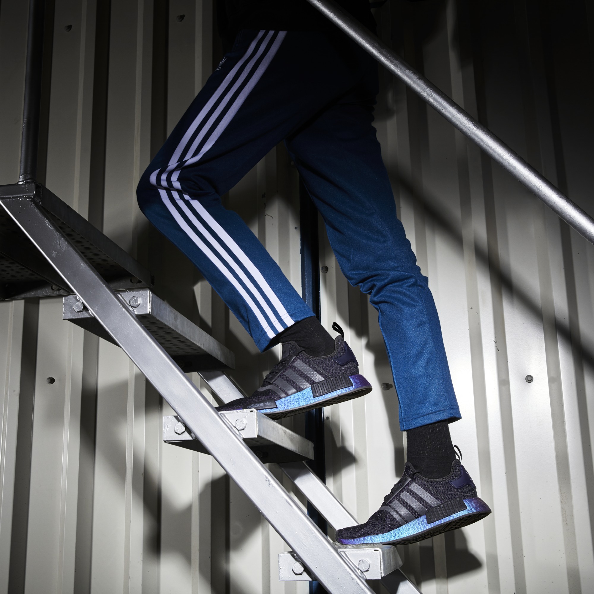 Giày Adidas NMD R1 Goodbye Gravity Black FV3645 – Hệ thống phân phối Air  Jordan chính hãng