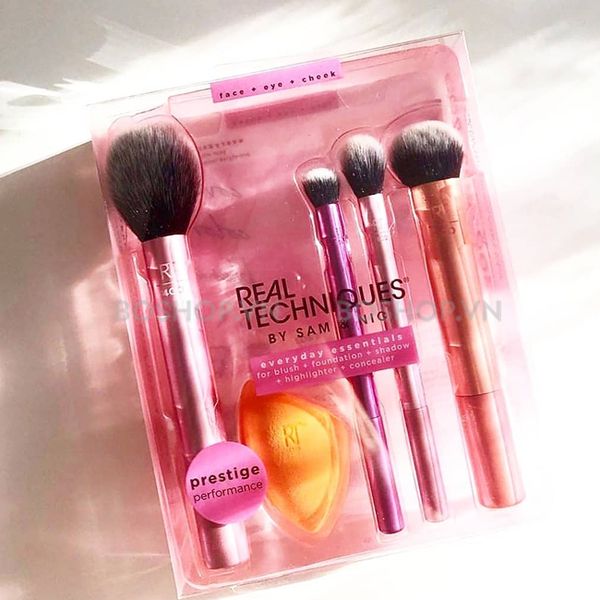 BỘ CỌ VÀ BÔNG MÚT TRANG ĐIỂM 5 MÓN REAL TECHNIQUES EVERYDAY ESSENTIALS