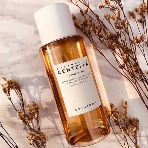 NƯỚC HOA HỒNG RAU MÁ SKIN1004 MADAGASCAR CENTELLA ASIATICA TONER