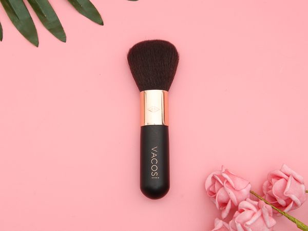 CỌ PHỦ ĐẦU TRÒN BỎ TÚI VACOSI SHORT POWDER & BLUSH BRUSH - M05