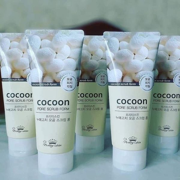 SỮA RỬA MẶT TẨY DA CHẾT PRETTY SKIN COCOON PORE SCRUB FOAM 150ML
