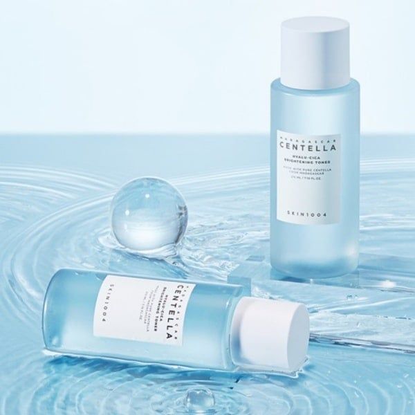 NƯỚC HOA HỒNG DƯỠNG ẨM & SÁNG DA SKIN1004 MADAGASCAR CENTELLA HYALU - CICA TONER 210ML