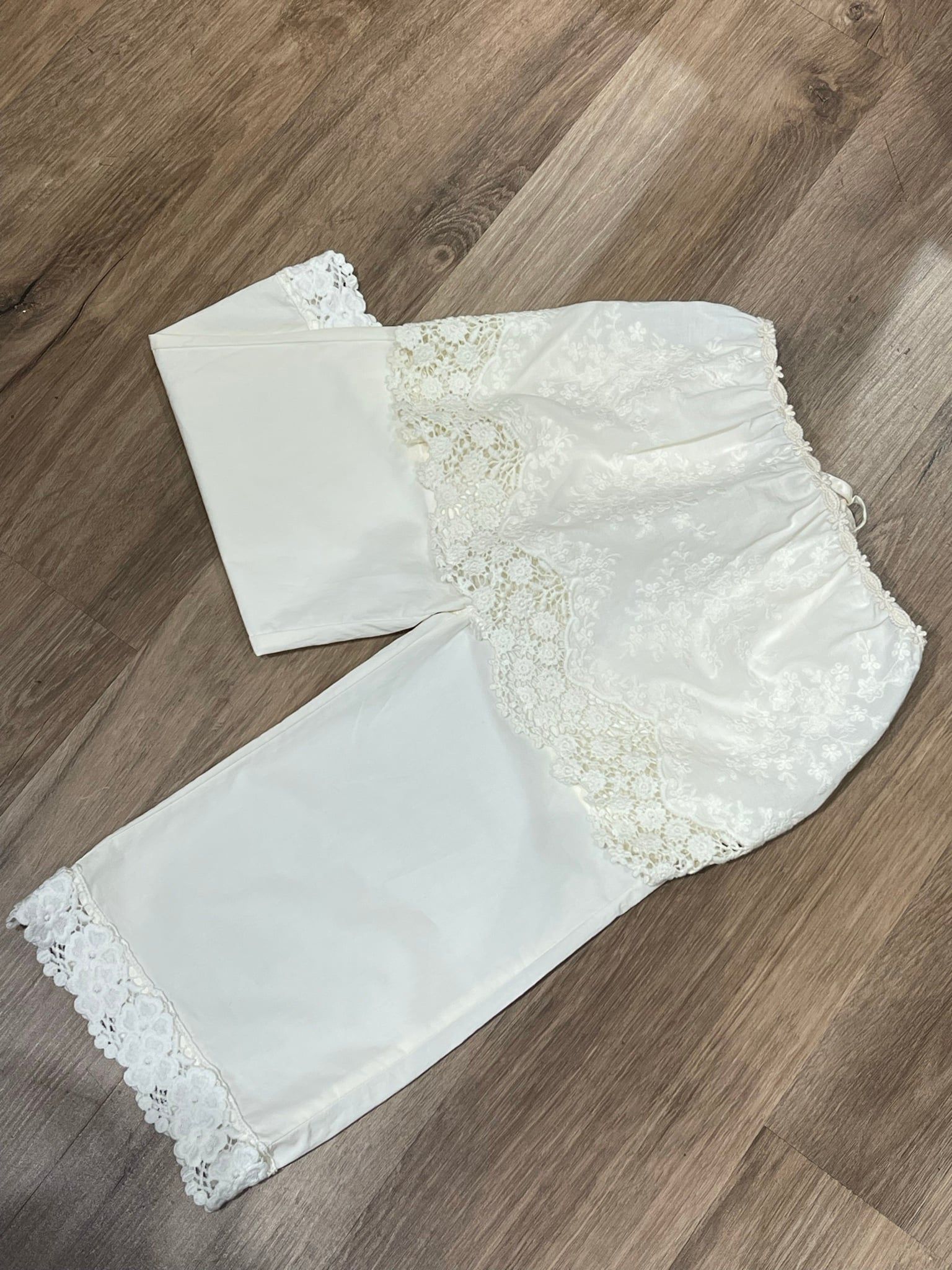 AiAi - Quần xuông Annia gấu ren kèm yếm ren hoa