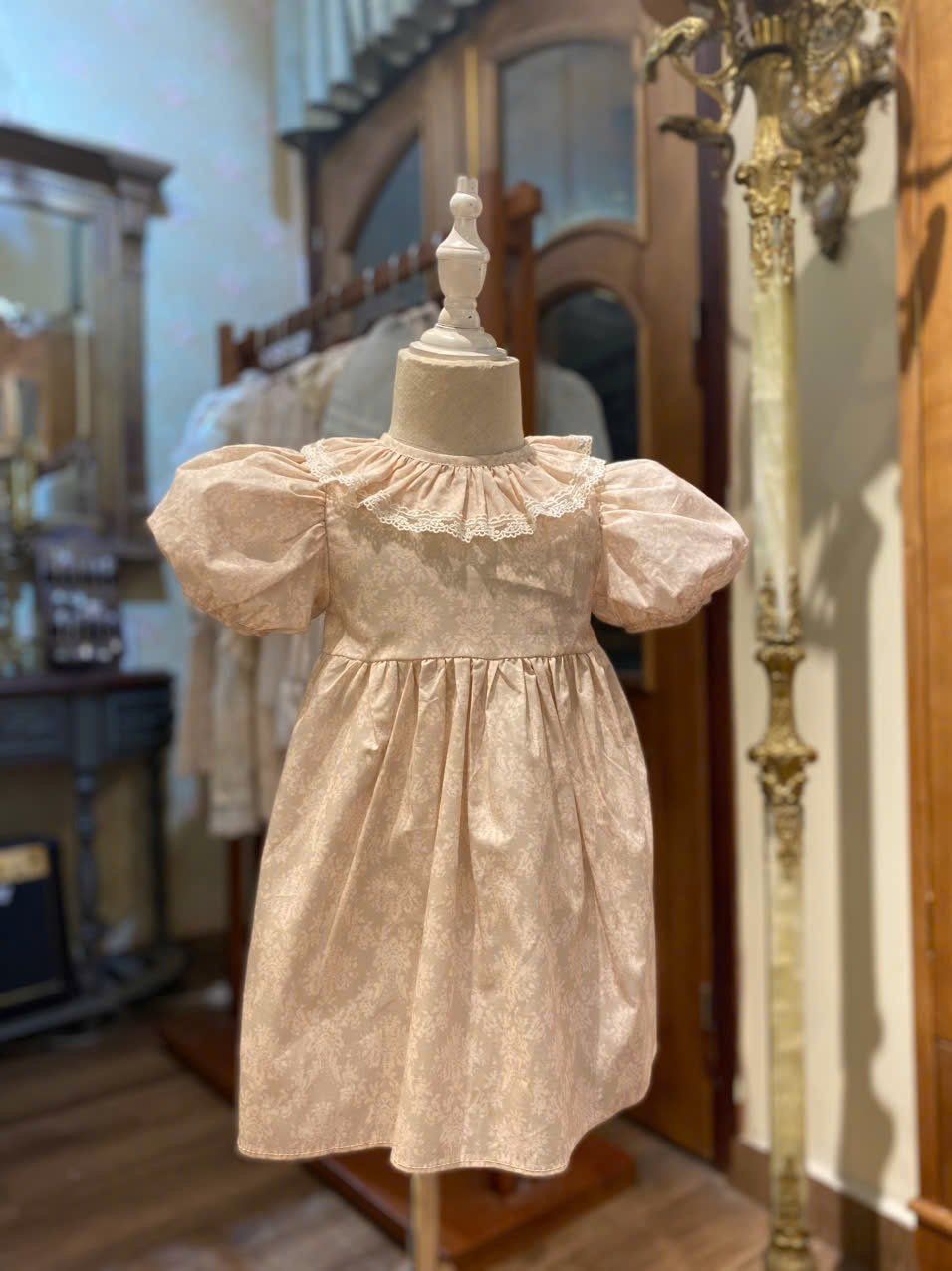 Premium - Váy Aria hoa trắng cổ bèo viền ren