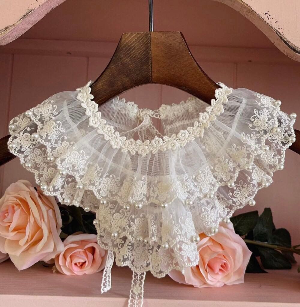 Yếm cổ ren hạt trai Cream