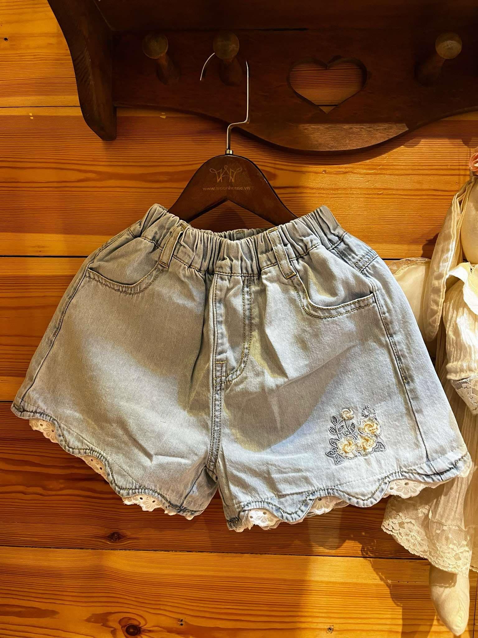AiAi - Quần Short Denim Leia gấu ren thêu hoa vàng