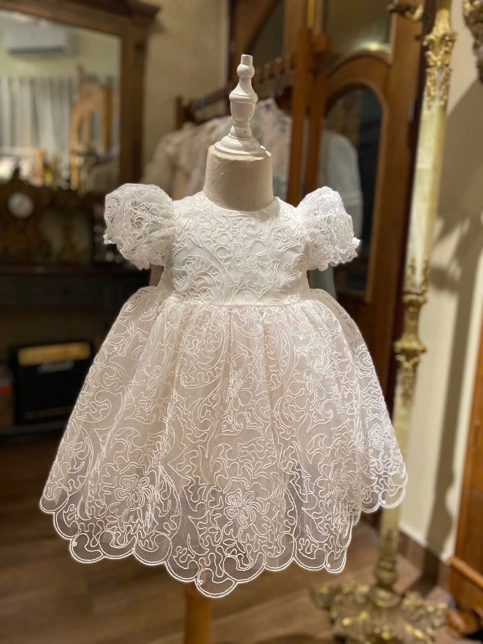 Premium - Váy Elise ren hoa trắng xoắn vòng