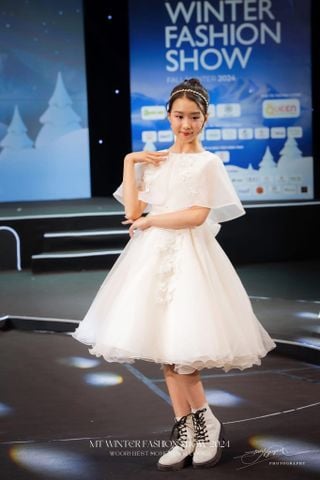 Premium - Váy Premium Nenito đính hoa lụa liền choàng