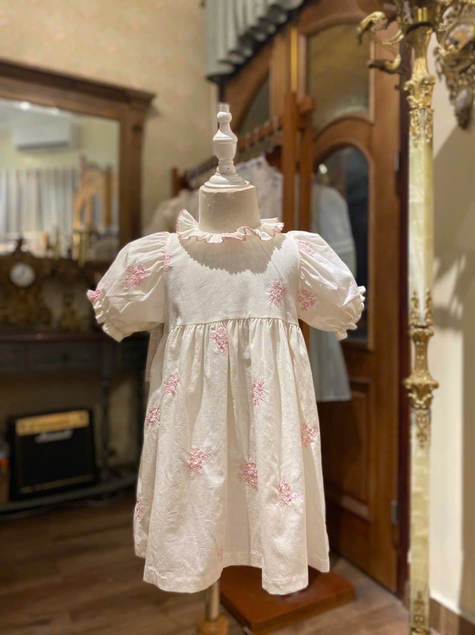 EL -  Váy Madeline  cổ viền bèo thêu hoa hồng