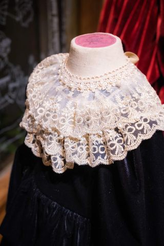 Yếm cổ ren Signature Lace Cape đính ngọc