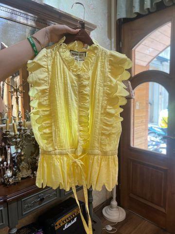 MOM - Bere Áo sơ mi vàng sát nách viền bèo