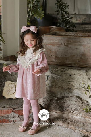 Váy Stella Dew nhung cổ ren