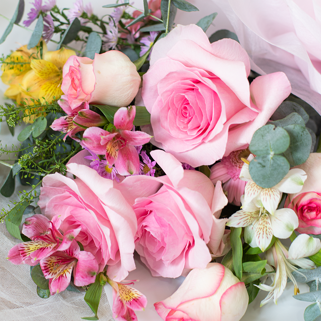  Elegance Pink Roses Bouquet - M 