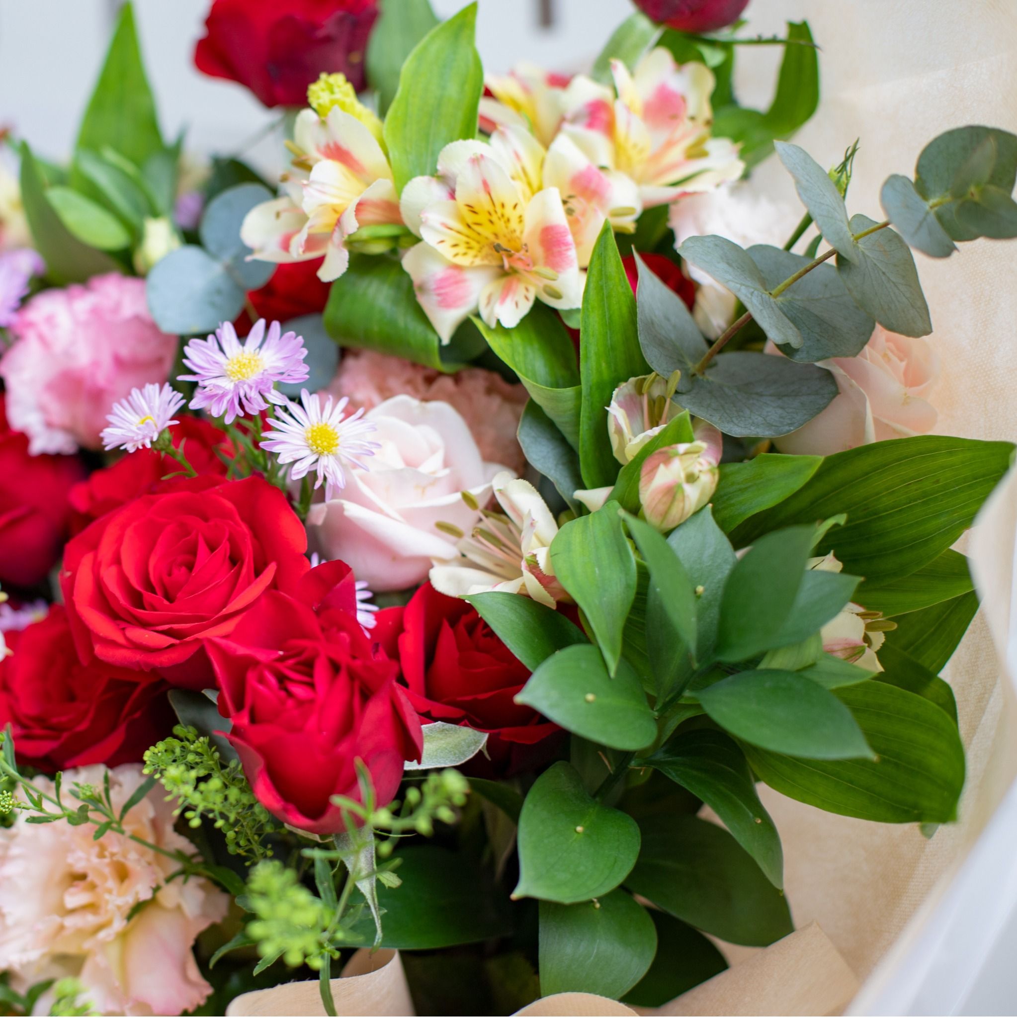  Romantic Flower Bouquet 