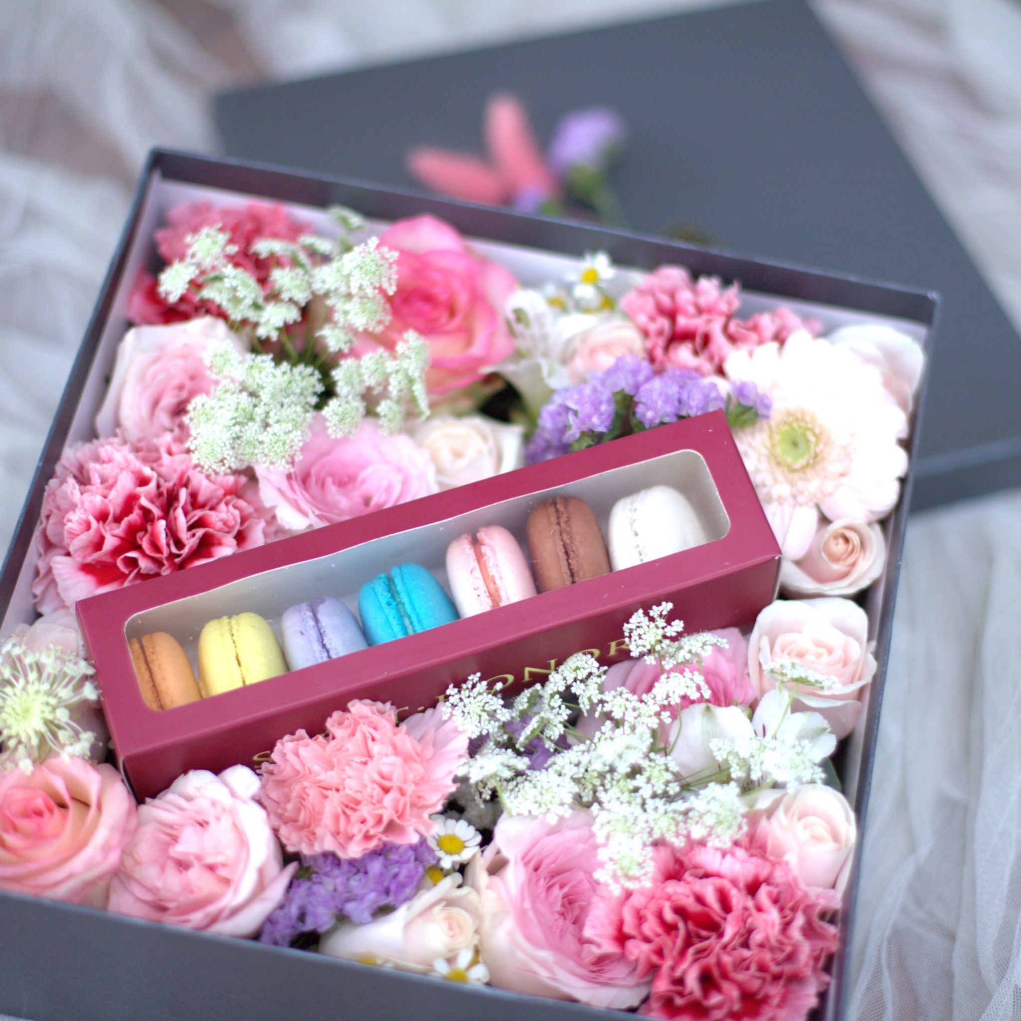  Rainbow Macaroon Flower Box EN 