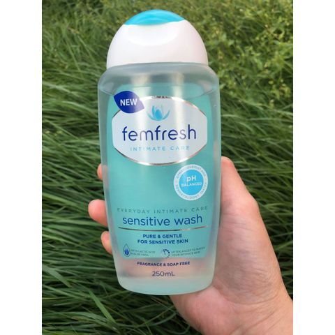Femfresh Sensitive Wash 250ml (xanh) - Dung dịch vệ sinh cho da nhạy cảm