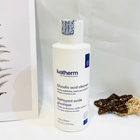Sữa rửa mặt Ivatherm Glycolic Acid Cleanser làm sạch tế bào chết, làm sáng da
