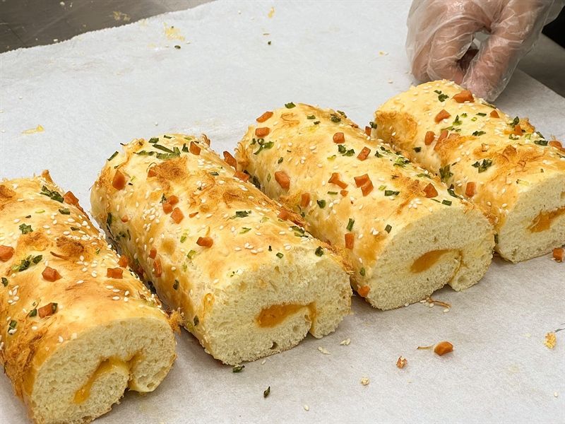  Bánh mì CHÀ BÔNG CUỘN TRỨNG MUỐI 