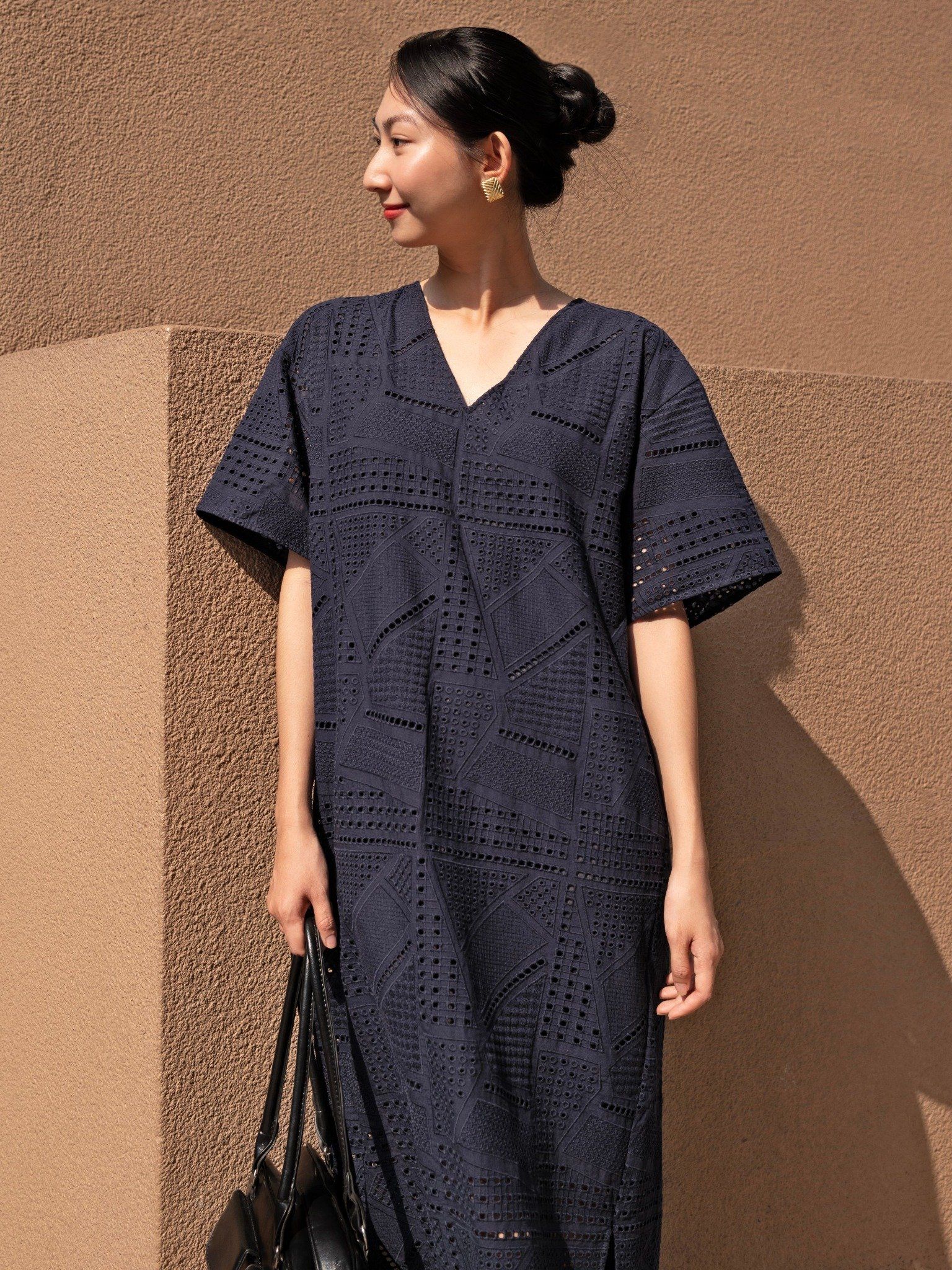  Đầm cotton thêu Mauve V neck dress 