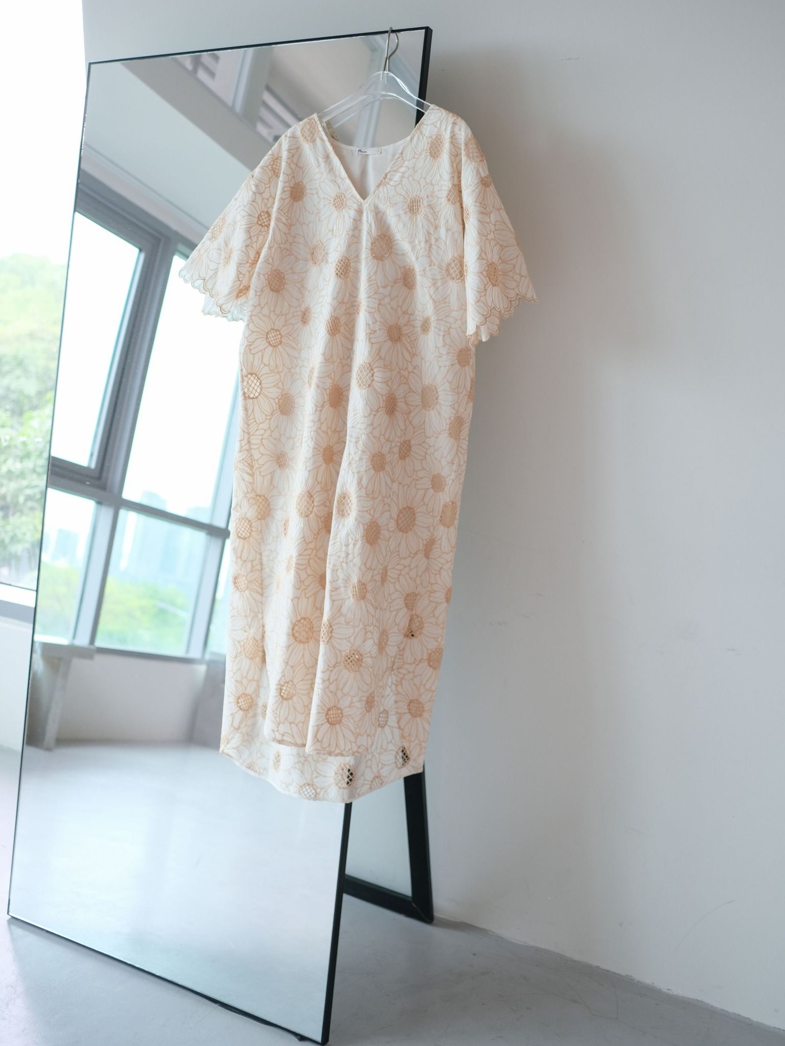  Đầm cotton thêu Mauve V neck dress 