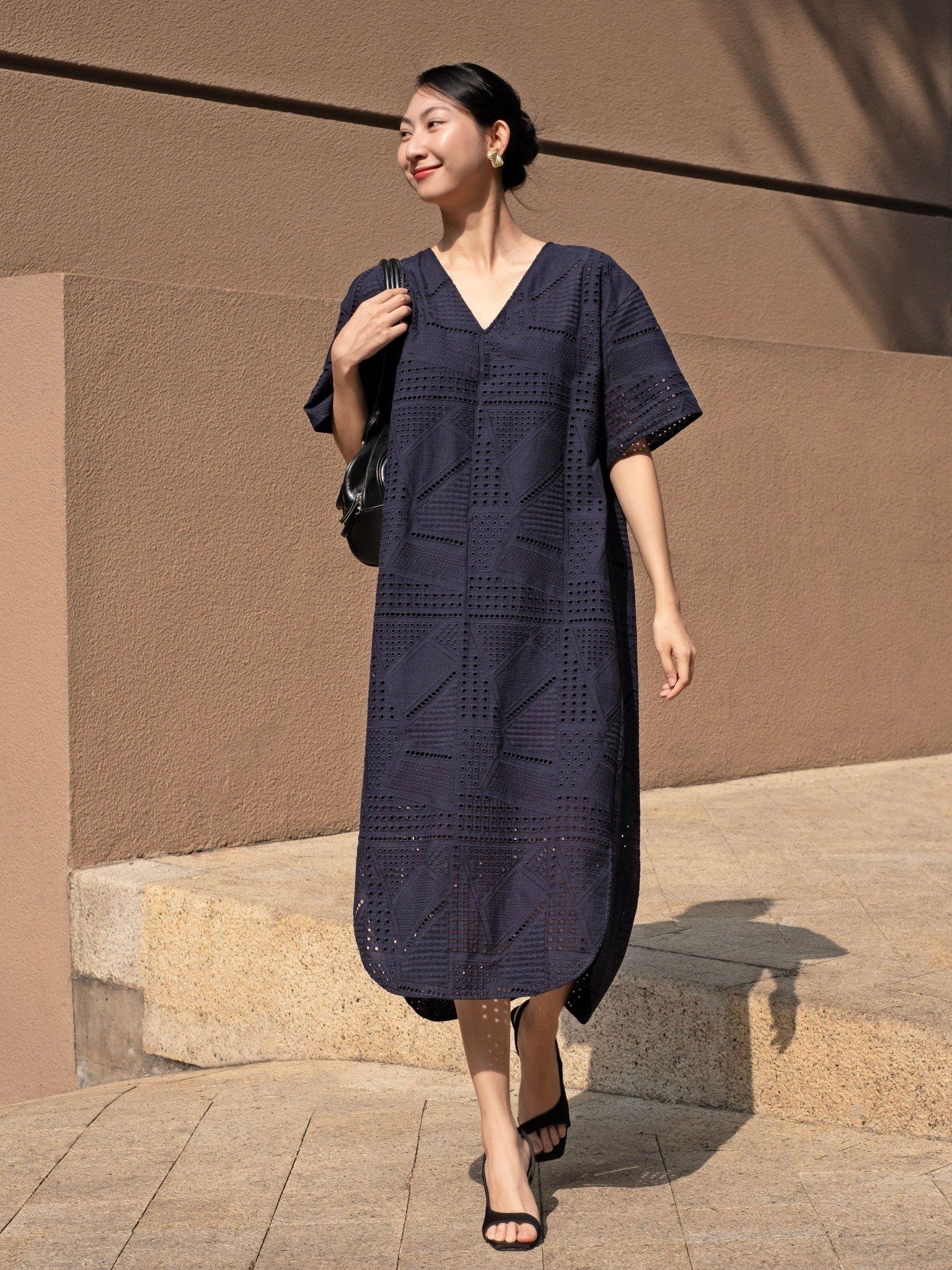  Đầm cotton thêu Mauve V neck dress 