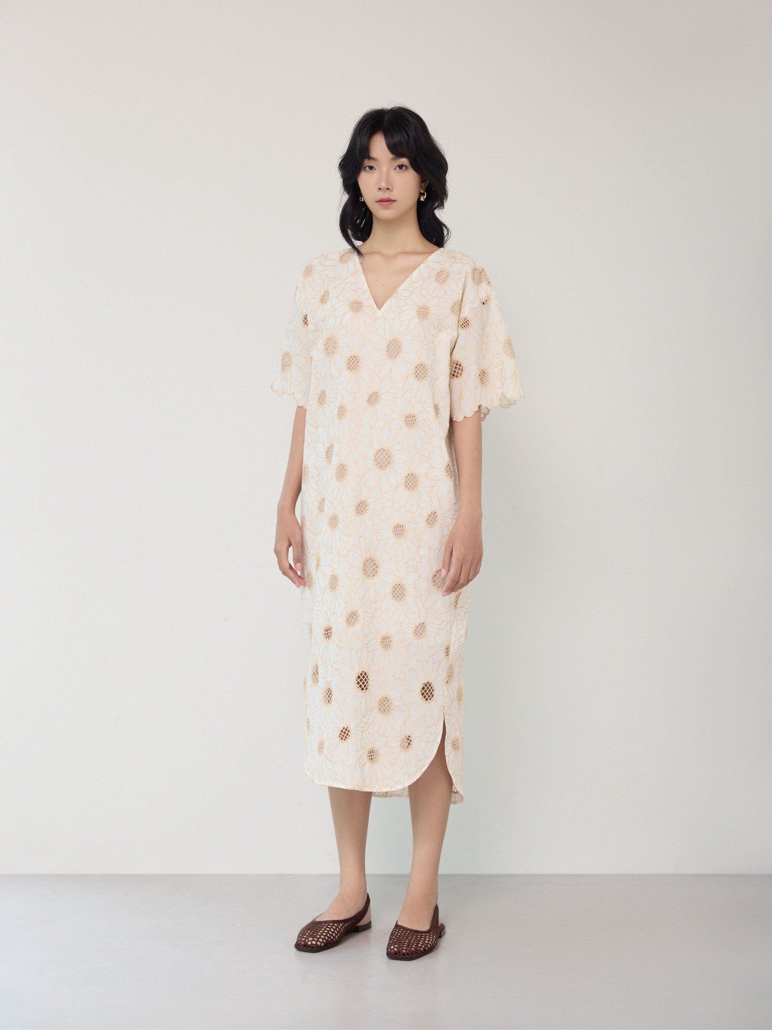  Đầm cotton thêu Mauve V neck dress 
