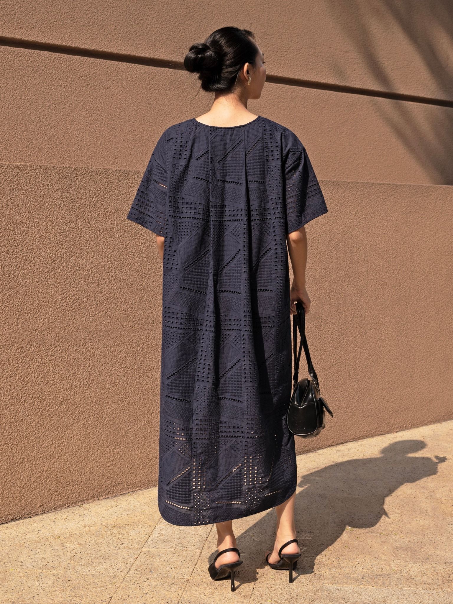  Đầm cotton thêu Mauve V neck dress 