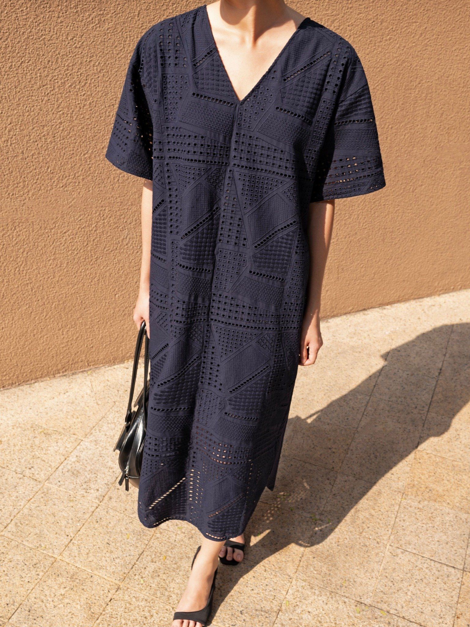 Đầm cotton thêu Mauve V neck dress 
