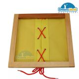  Giáo cụ Montessori - Khung dạy nhận biết xỏ, thắt dây - Lacing Dressing Frame 