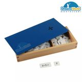  Giáo Cụ Montessori - Hộp phép tính chia với bộ thẻ điều khiển bằng gỗ - PVC Divisions Equations and Dividends Box 