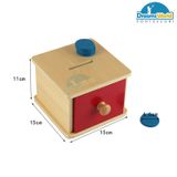  Giáo Cụ Montessori - Trò chơi thả các đồng tiền vào hộp có lỗ - Imbucare Box with Ball 
